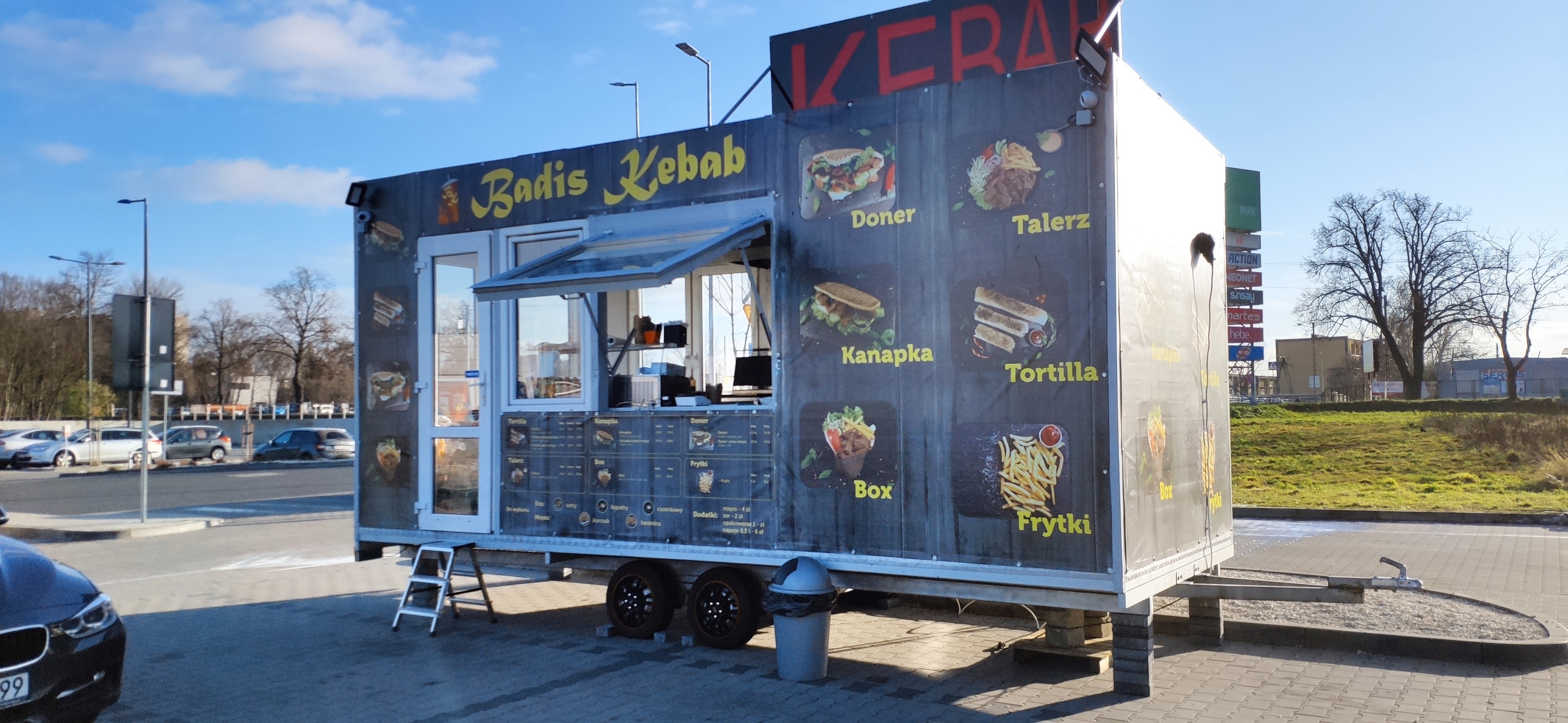 Food truck Badis Kebab z czerwonym neonem przy Vendo Park Łask