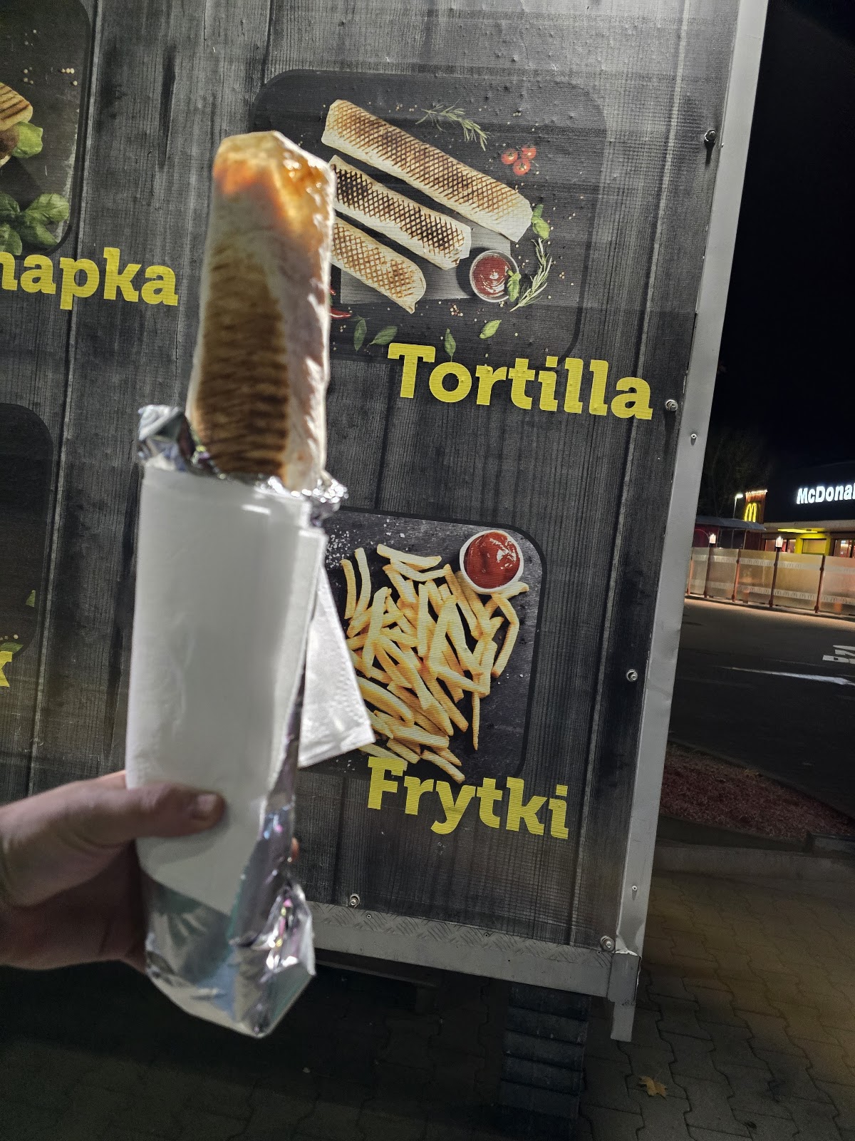 Tortilla grillowana w foli przed tablicą menu