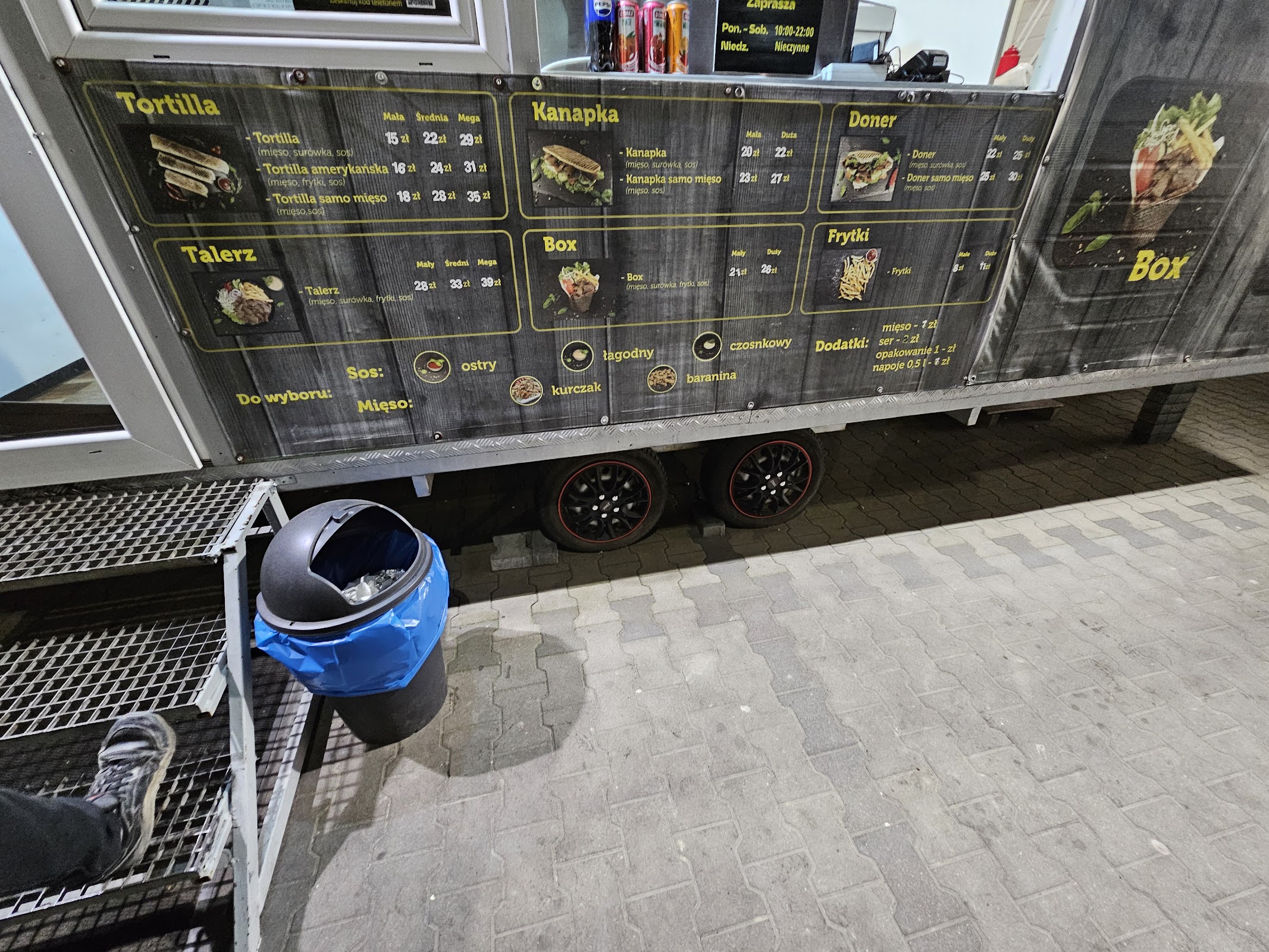 Pełna struktura menu na boku food trucka, ceny i kategorie